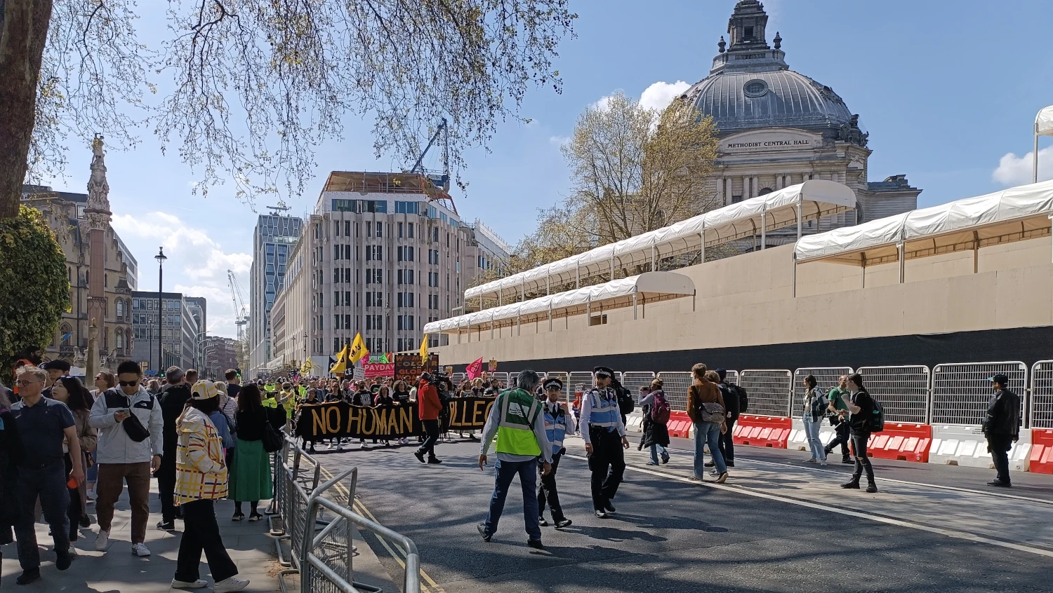 pochod v ulicích Londýna