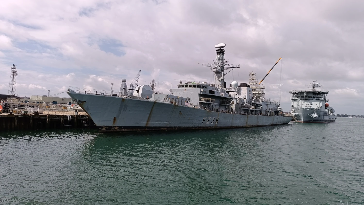 válečné lodě v zálivu