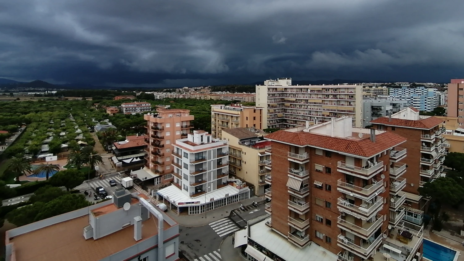 výhled z balkonu před bouřkou