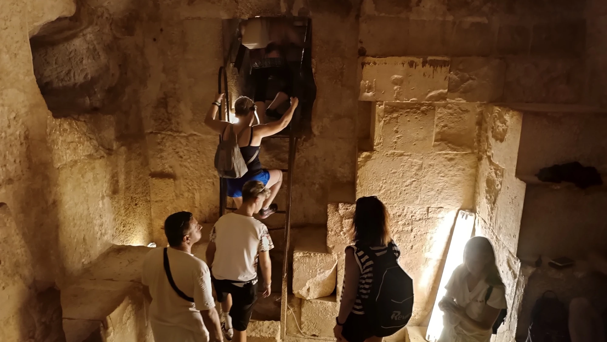 hrobka v pyramidě