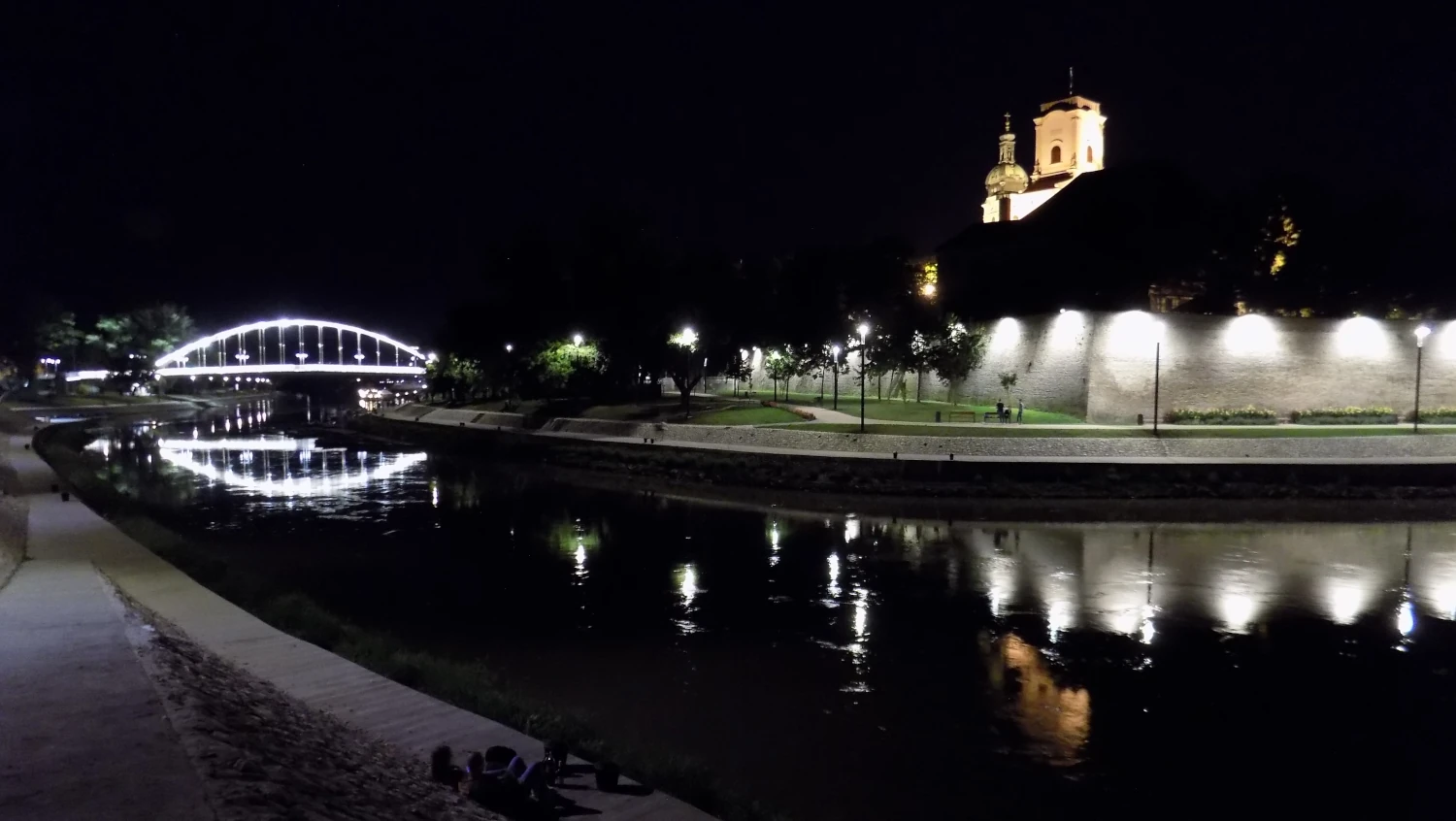 noční Győri védmű